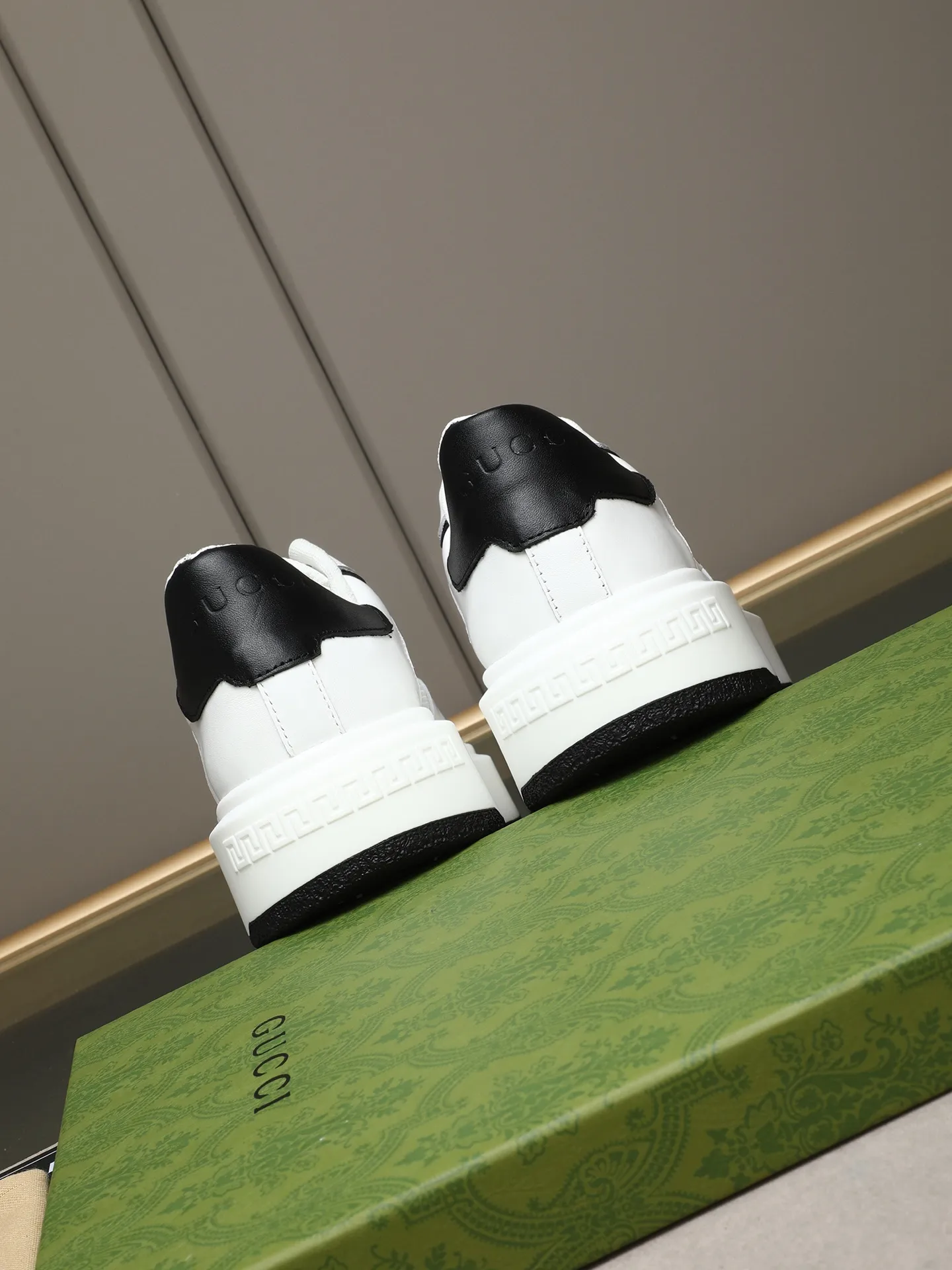 Men's shoes 💰480 New men's shoes GUCCI Fashion trend Made of first-layer calfskin ➕ washed sheep lining! The foot feels super comfortable and the workmanship is impeccable. Foam ultra-light outsole, size: 38-44 (45 customized) 3 colors to choose from!
